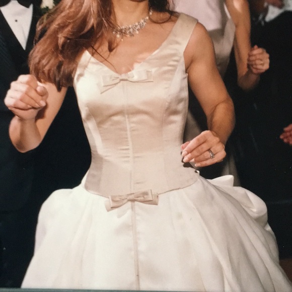 Stunning Vera Wang Wedding gown size 4. - Picture 3 of 6